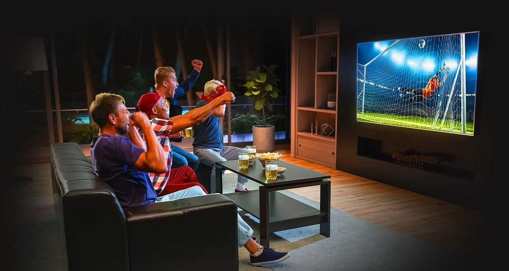 Telewizor KIANO Elegance 55 4K Tizen OS Powered by Samsung 4K sport filmy duży ekran do salonu, osoby oglądające mecz na telewizorze