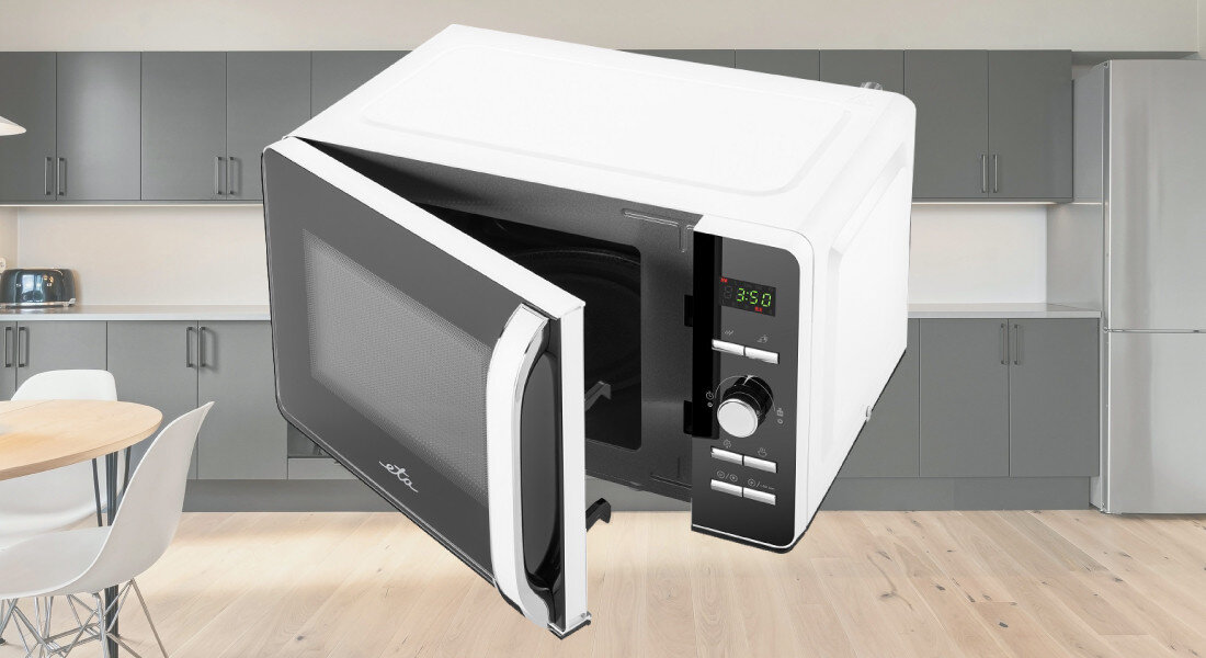 Kuchenka mikrofalowa ETA Gavento ETA120990000 Zdjęcie przedstawia kuchenkę mikrofalową z otwartymi drzwiczkami, ukazaną na tle kuchni z szarymi szafkami i jasną podłogą. Urządzenie jest ustawione pod kątem, co wyraźnie prezentuje zarówno front z panelem sterowania, jak i wnętrze komory blokada dzieci bezpieczne użytkowanie automatyczne wyłączenie wygodne otwieranie sygnał dźwiękowy intuicyjna obsługa