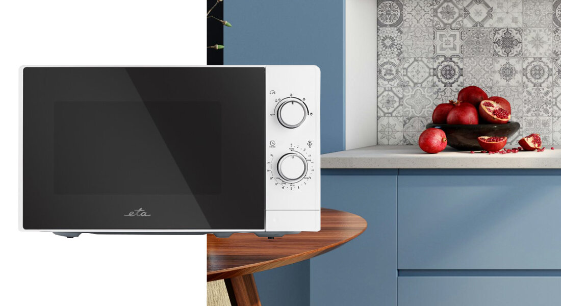 Kuchenka mikrofalowa ETA Marvello ETA421090000 Zdjęcie pokazuje kuchenkę mikrofalową ETA w ujęciu półproduktowym, zestawioną z aranżacją kuchenną i owocami na blacie. Kompozycja podkreśla domowy charakter i estetyczny design urządzenia proste sterowanie mikrofalówka mechaniczna timer 35 minut łatwa obsługa pokrętła