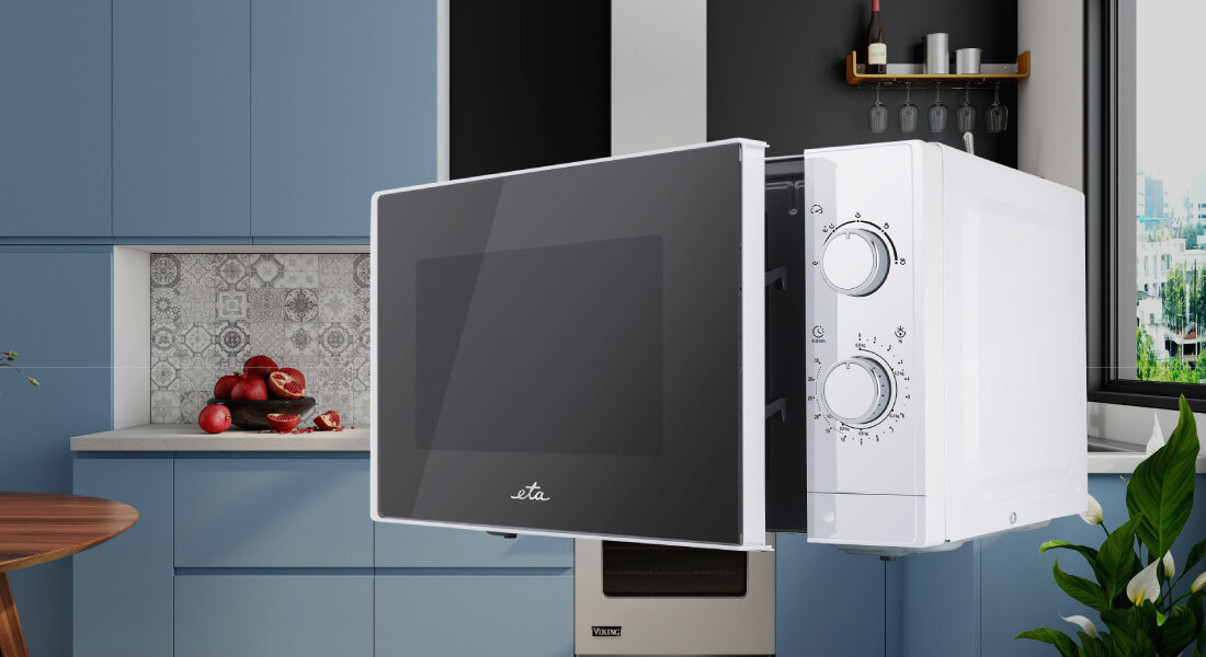 Kuchenka mikrofalowa ETA Marvello ETA421090000 Zdjęcie przedstawia kuchenkę mikrofalową ETA z otwieranymi drzwiczkami, zaprezentowaną w kuchni z niebieskimi frontami. Ujęcie eksponuje zawiasy drzwi oraz solidną konstrukcję obudowy równomierne podgrzewanie talerz obrotowy 255 mm mikrofalówka bez zimnych miejsc