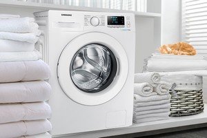Samsung Crystal Gloss™. Doskonała linia, elegancki wygląd Samsung Crystal Gloss™. Doskonała linia, elegancki wygląd