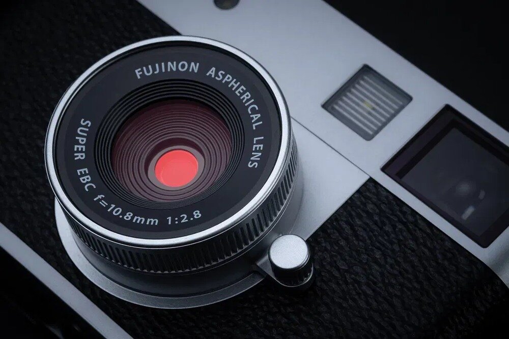 Aparat FUJIFILM X half matryca Obiektyw o ogniskowej 32 mm QuickSnap