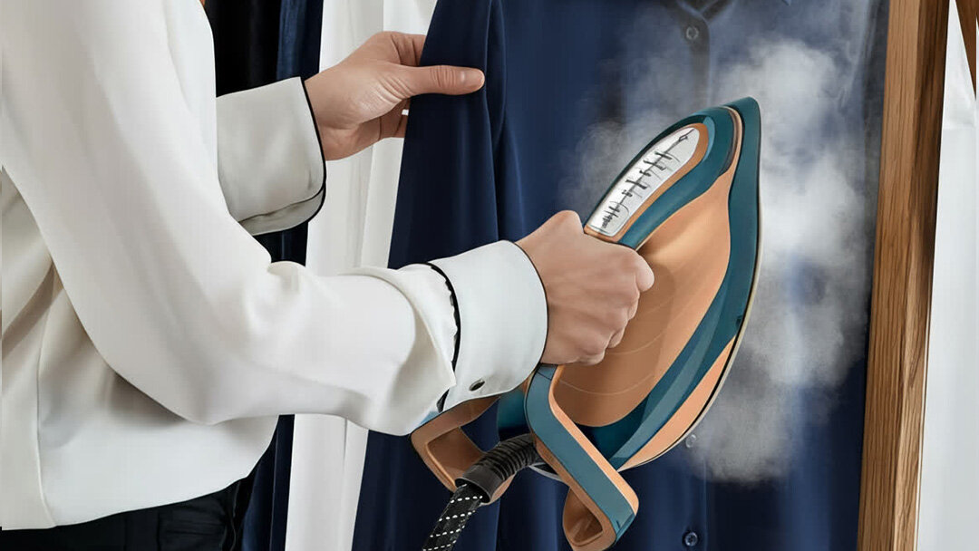 Kobieta prasuje parą w pionie  koszulę, używając generatora pary GV9920.