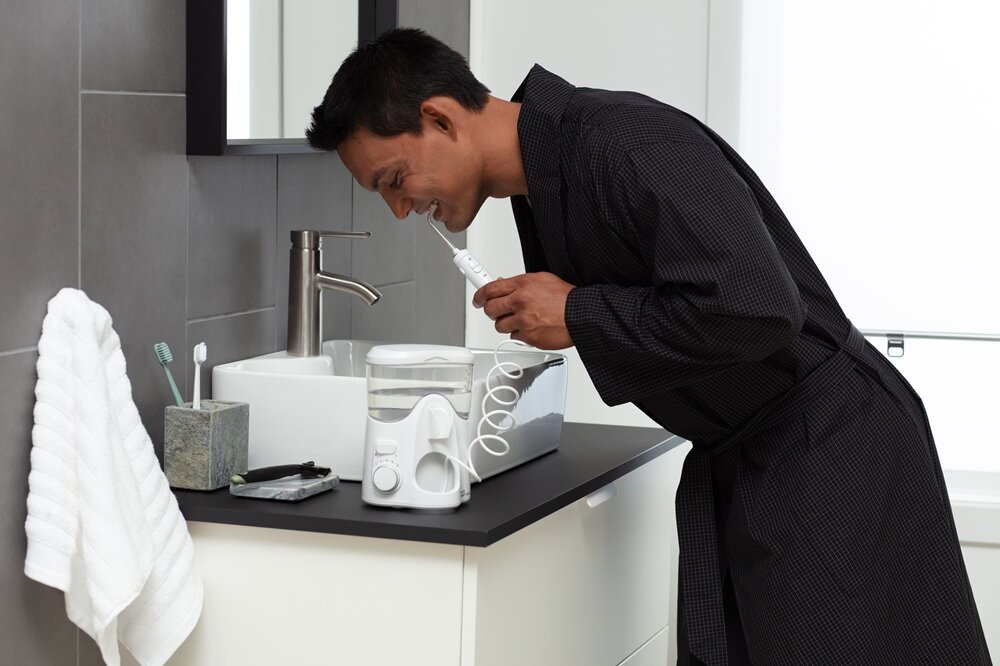 Irygator WATERPIK WF-150 Ultra Plus wygodny przycisk włącz/wyłącz, schowek na końcówki w pokrywie