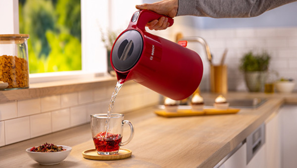 Czajnik BOSCH MyMoment TWK2M164 Czerwony Wyprofilowany wylot wody wylewka eliminacja ryzyko rozlanie