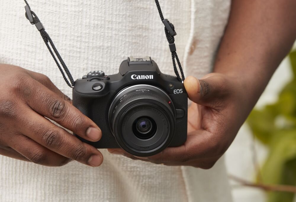 Aparat CANON EOS R100  zdjęcia obiektyw ekran wizjer ogniskowa przysłona migawka obudowa bateria zasilanie filmy nagrywanie rozdzielczość matryca rozmiar przekątna tryby iso montaż lampa światło przyciski sterowanie menu kontrast jasność balans bieli filtry cmos karta pliki format zapis seria