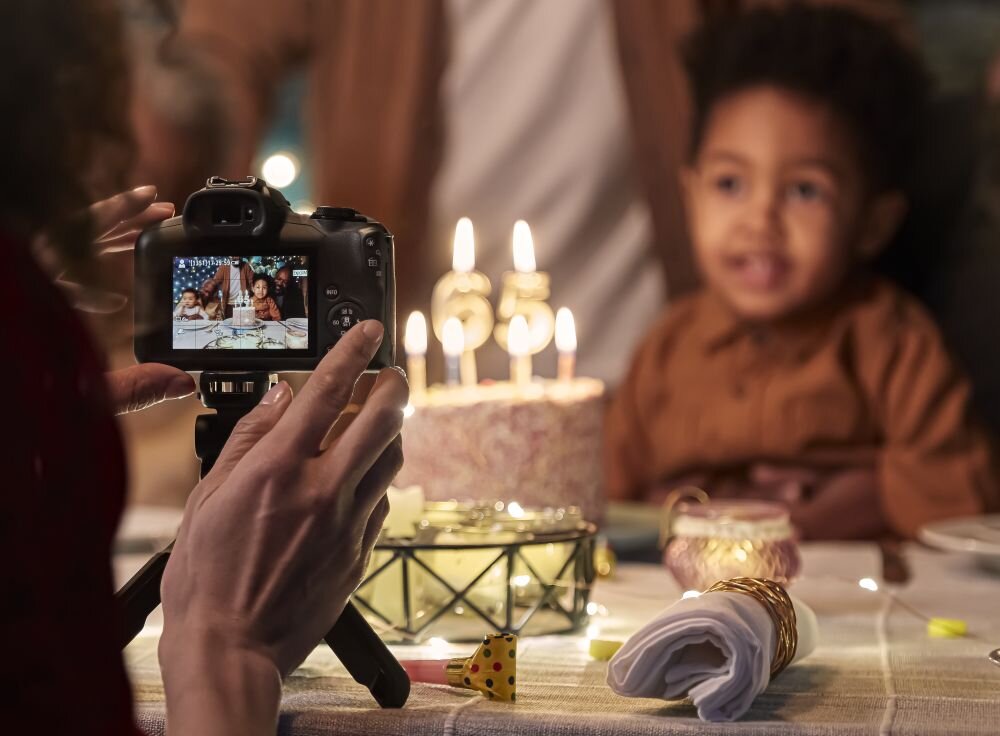 Aparat CANON EOS R100  zdjęcia obiektyw ekran wizjer ogniskowa przysłona migawka obudowa bateria zasilanie filmy nagrywanie rozdzielczość matryca rozmiar przekątna tryby iso montaż lampa światło przyciski sterowanie menu kontrast jasność balans bieli filtry cmos karta pliki format zapis seria