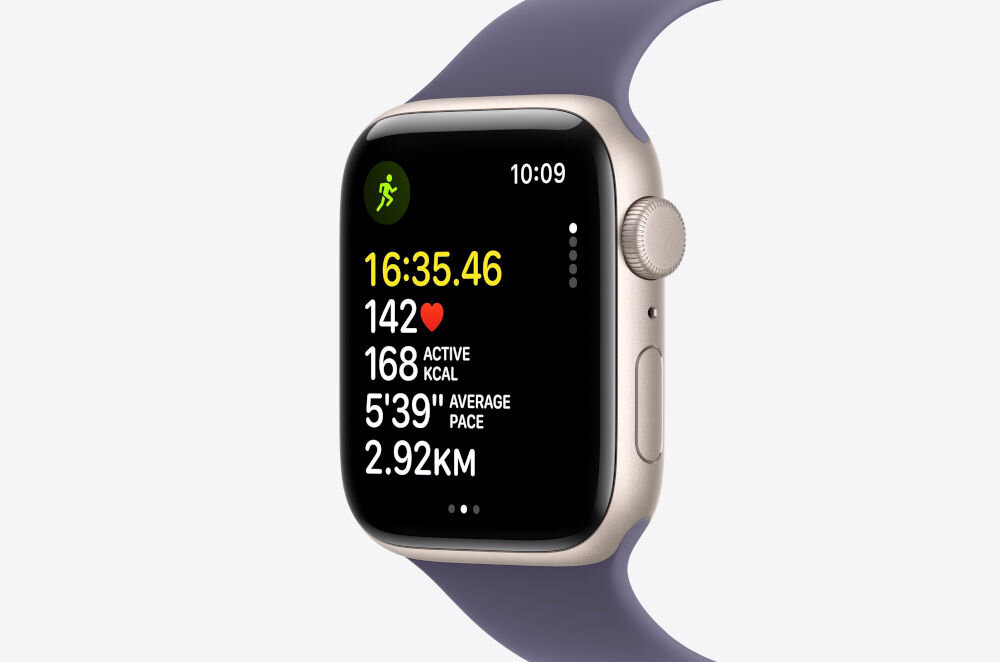 APPLE Watch SE 3 Żyroskop, akcelerometr i GPS wskaźniki fitness śledzić postępy i rozwijać formę funkcji bezpieczeństwa - prezentacja zegarka pod kątem na jasnym tle na ekranie funkcje pomiarowe czas kalorie dystans