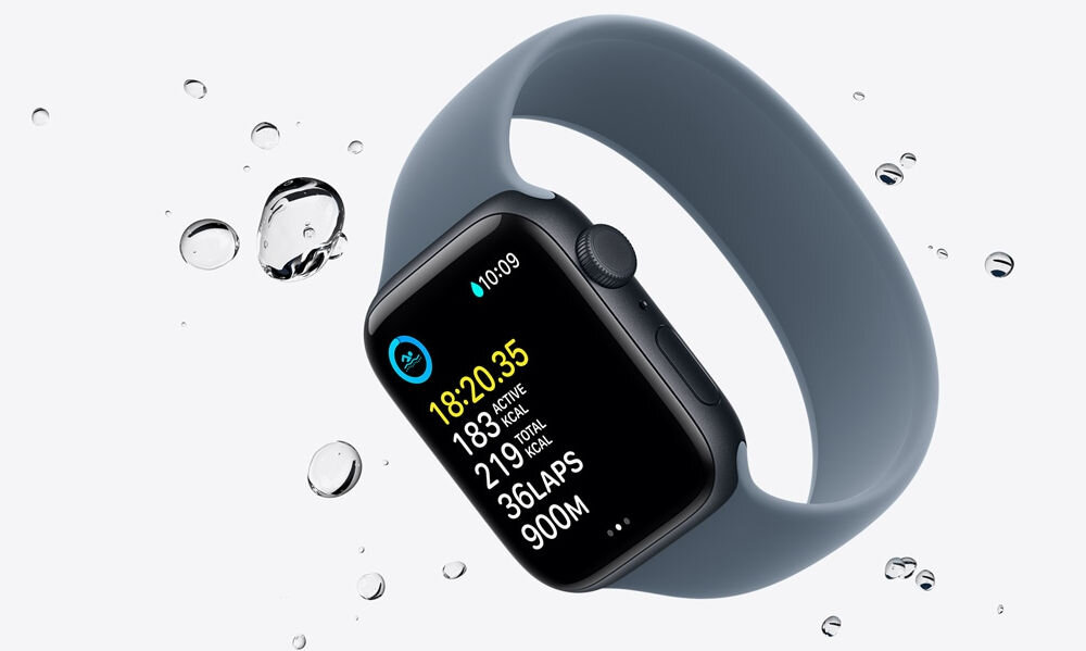 APPLE Watch SE 3 Wodoodporność do 50 metrów pływania w basenie, relaksu na plaży sportów wodnych - prezentacja zegarka pod kątem na jasnym tle z kroplami wody