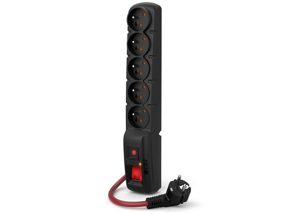 Czarna listwa zasilająca z pięcioma gniazdami i czerwonym włącznikiem. Przewód zasilający zakończony jest wtyczką z uziemieniem.