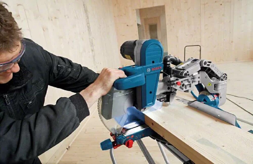 Pilarka ukosowa BOSCH GCM 12 GDL Professional Ergonomiczne działanie sprzęt jest bezpieczny dla użytkowników oraz otoczenia efektywne odsysanie pyłu