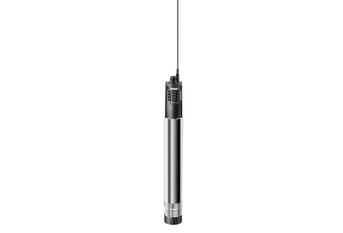Lampa wisząca z metalowym, srebrnym kloszem o cylindrycznym kształcie, zawieszona na czarnym przewodzie z okrągłą podsufitką.