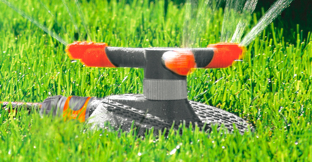 Zraszacz GARDENA 2060-20 trawnik zraszacz ustawiony na trawniku skuteczne nawadnianie ogrodu podlewanie roślin