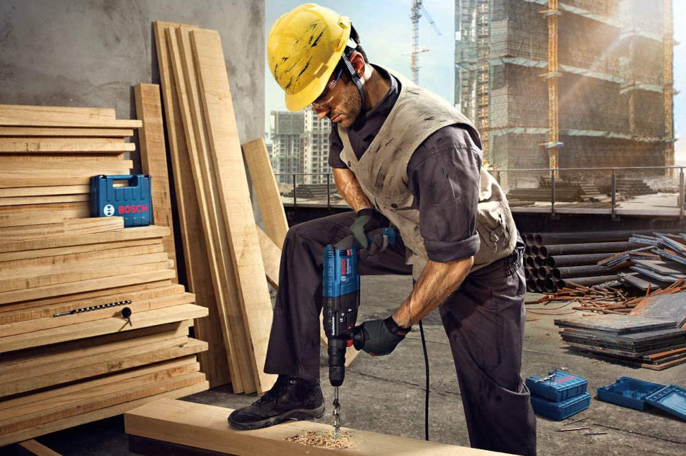 Młot udarowo-obrotowy BOSCH Professional GBH 240 0611272100 żebrowana konstrukcja ergonomiczny uchwyt rękojeść dodatkowa
