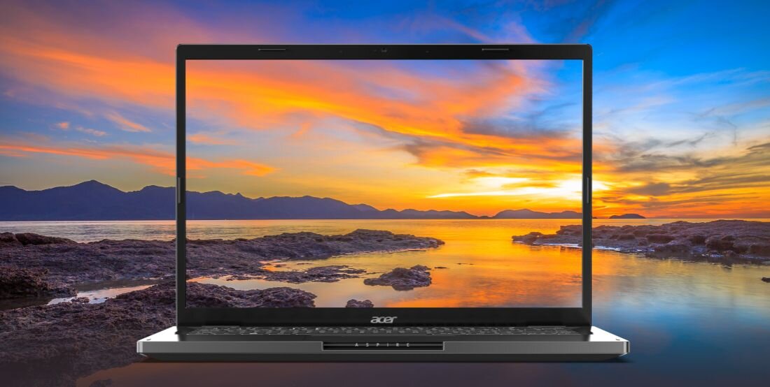 Laptop z widocznym logo \'acer\' na dolnej ramce ekranu, wyświetlający krajobraz z zachodem słońca nad wodą i górami w tle.