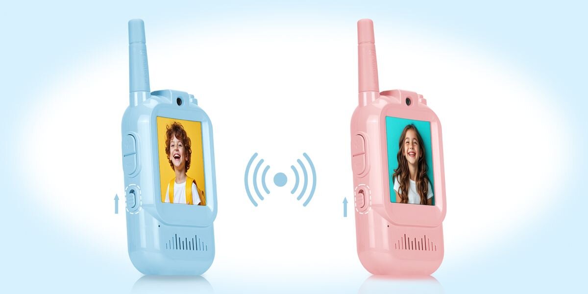 Krótkofalówka REDLEAF Walkie-talkie WT2 Niebieski, Różowy (2 szt.), Efekty, głos, PTT, zabawa, Dwie dziecięce krótkofalówki z ekranem – niebieska i różowa – ustawione naprzeciw siebie, na wyświetlaczach uśmiechnięte dzieci; między urządzeniami widoczna ikona sygnału radiowego, a przy przyciskach zaznaczone strzałki regulacji