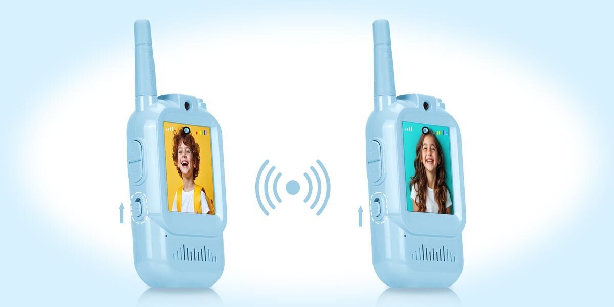 Krótkofalówka REDLEAF Walkie-talkie WT2 Niebieski, Niebieski (2 szt.), Efekty, głos, PTT, zabawa, Dwie dziecięce krótkofalówki z ekranem – niebieska i różowa – ustawione naprzeciw siebie, na wyświetlaczach uśmiechnięte dzieci; między urządzeniami widoczna ikona sygnału radiowego, a przy przyciskach zaznaczone strzałki regulacji