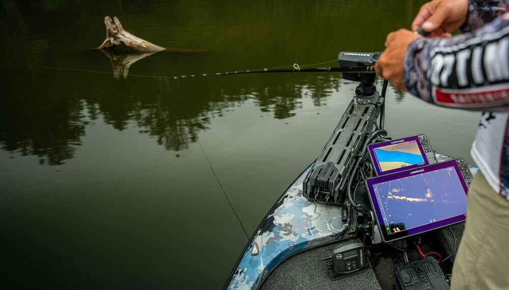 Echosonda wędkarska LOWRANCE ActiveTarget 2 aktywność ryb przynęta obserwacja brania na żywo, osoba łowiąca z łódki