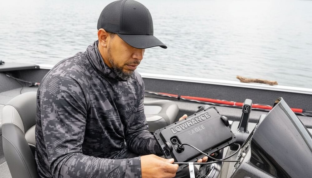 LOWRANCE Eagle Eye 9 Live złącze twist-lock blokada obrotowa montaż i odłączanie, osoba trzymające urządzenie