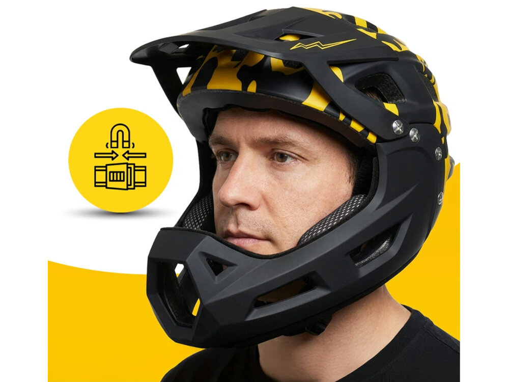 Kask XRIDER XRFH003M Czarno-żółty Full Face z odkręcaną szczęką rozmiar M osoba w kasku na białym tle widoczna z boku lekko pod skosem magnetyczna klamra szybkie zapięcie