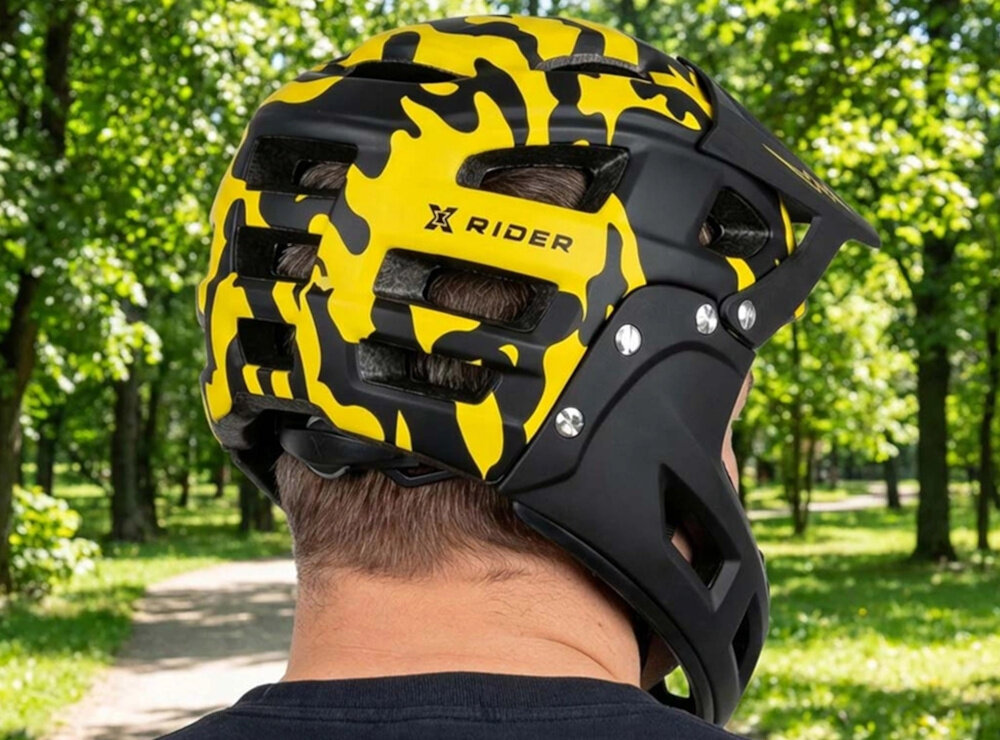 Kask XRIDER XRFH003M Czarno-żółty Full Face z odkręcaną szczęką rozmiar M osoba w kasku widoczna od tyłu w tle drzewa las droga wentylacja otwory wentylacyjne MTB
