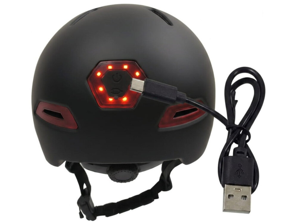 Czarny kask z czerwonymi światłami LED i podłączonym kablem USB. Obok kasku znajduje się kabel USB z wtyczką.