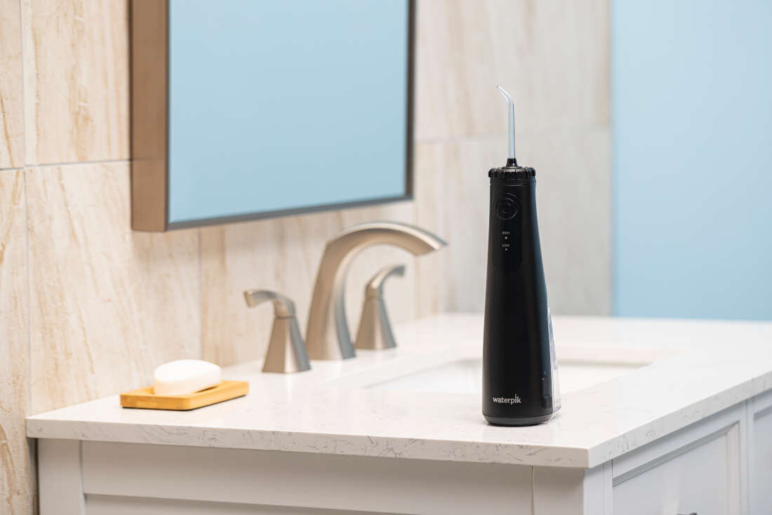Irygator bezprzewodowy WATERPIK Cordless Plus 5000 WF-26EU Czarny + 3 końcówki wygląd design prezentacja wizualizacja Skuteczna higiena jamy ustnej