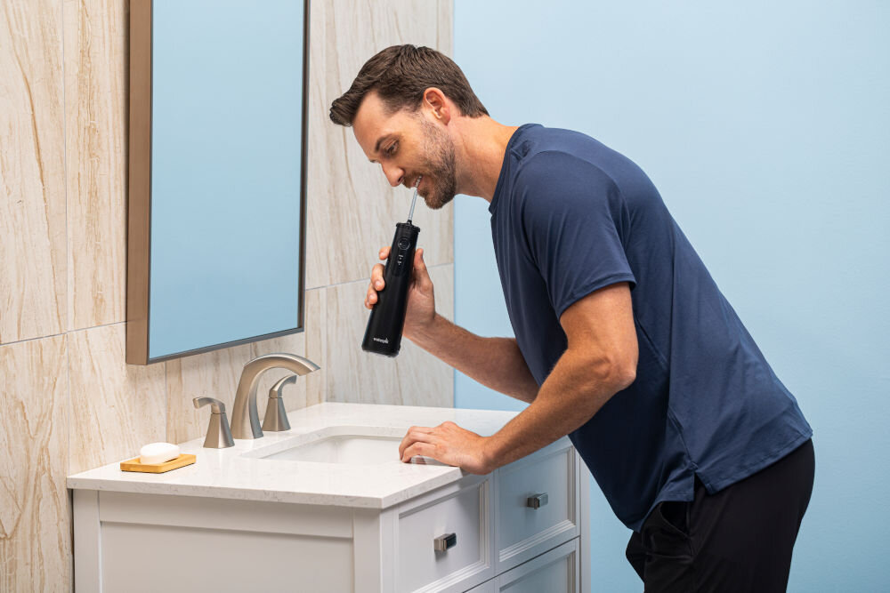 Irygator bezprzewodowy WATERPIK Cordless Plus 5000 WF-26EU Czarny + 3 końcówki Precyzyjne czyszczenie wod technologię PrecisionPulse™ strumień dociera w przestrzenie międzyzębowe oraz wzdłuż linii dziąseł