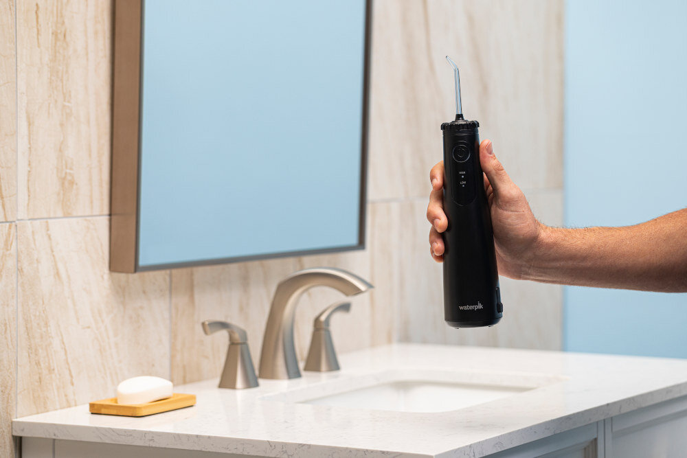Irygator bezprzewodowy WATERPIK Cordless Plus 5000 WF-26EU Czarny + 3 końcówki Wsparcie dla zdrowych dziąseł  delikatne pulsacje wody masują dziąsła, wspierając ich ukrwienie