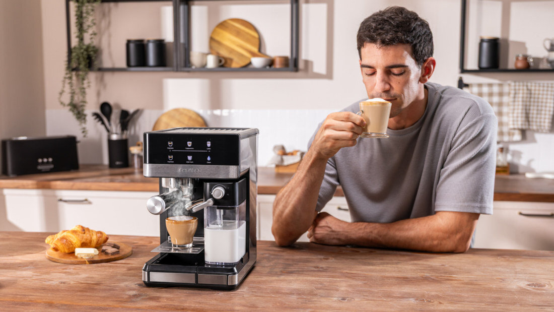 Ekspres CECOTEC Power Espresso 20 Touch Cream wygląd design tło wizualizacja prezentacja Twoja kawiarnia w domu