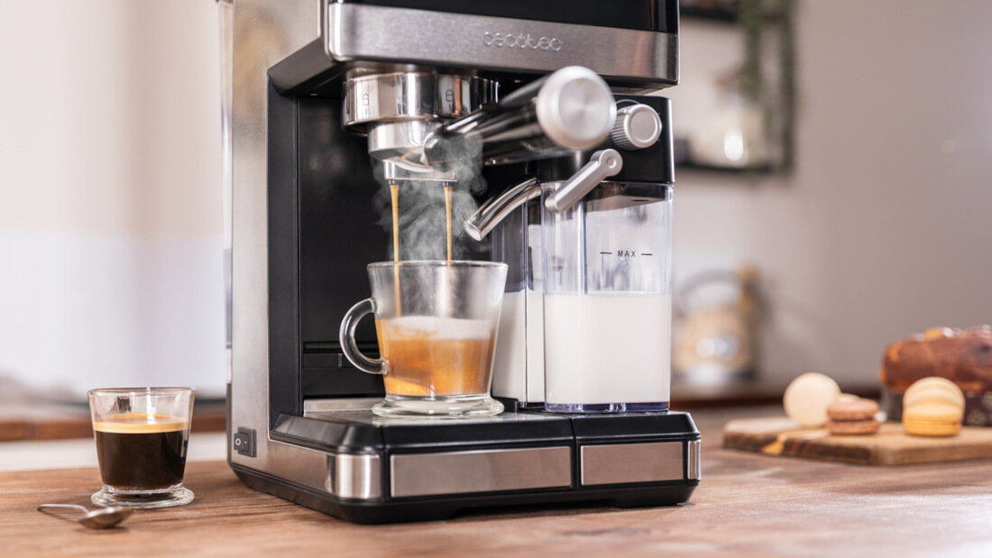 Ekspres CECOTEC Power Espresso 20 Touch Cream Automatyczna mleczna pianka Pojemnik na mleko pojemność cappuccino lub latte w kilka sekund Automatyczne spienianie