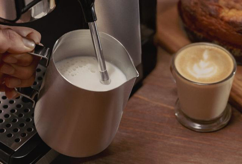 Ekspres CECOTEC Power Espresso 20 Grind Kawa z mleczną pianką Zdejmowana dysza spieniająca cappuccino, latte lub innych kaw mlecznych Odłączana konstrukcja dyszy spieniającej ułatwia jej czyszczenie