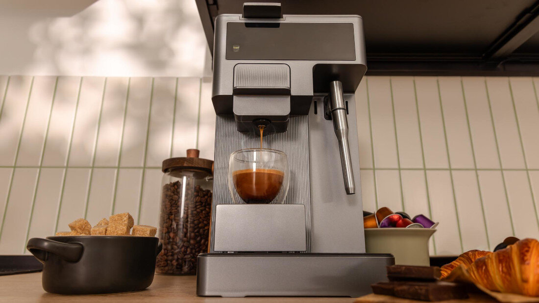 Ekspres CECOTEC Freestyle Grind & Latte Komfort na co dzień Zbiornik na wodę o pojemności 1,6 litra  Pojemnik na ziarna  regulowany uchwyt na kubki 