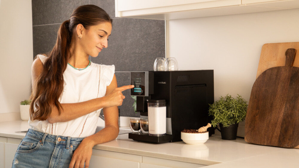 Ekspres CECOTEC Compactccino Black Silver wygląd design tło wizualizacja prezentacja Mała moc, wielki smak