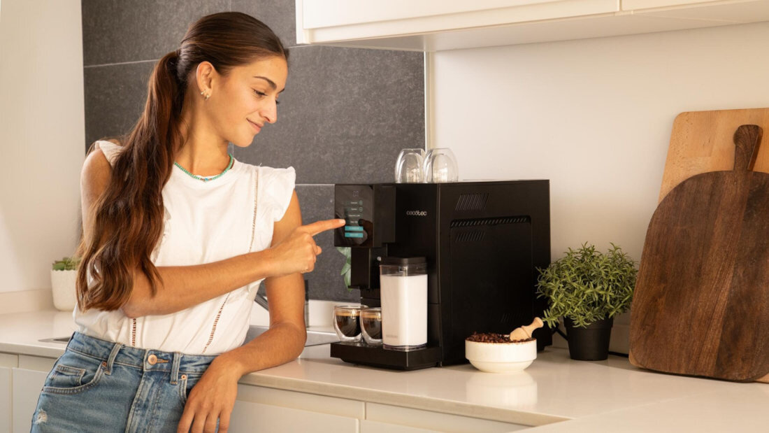 Ekspres CECOTEC Cremmaet Compactccino Connected Black Silver wygląd design tło wizualizacja prezentacja Kawa jak z ulubionej kawiarni