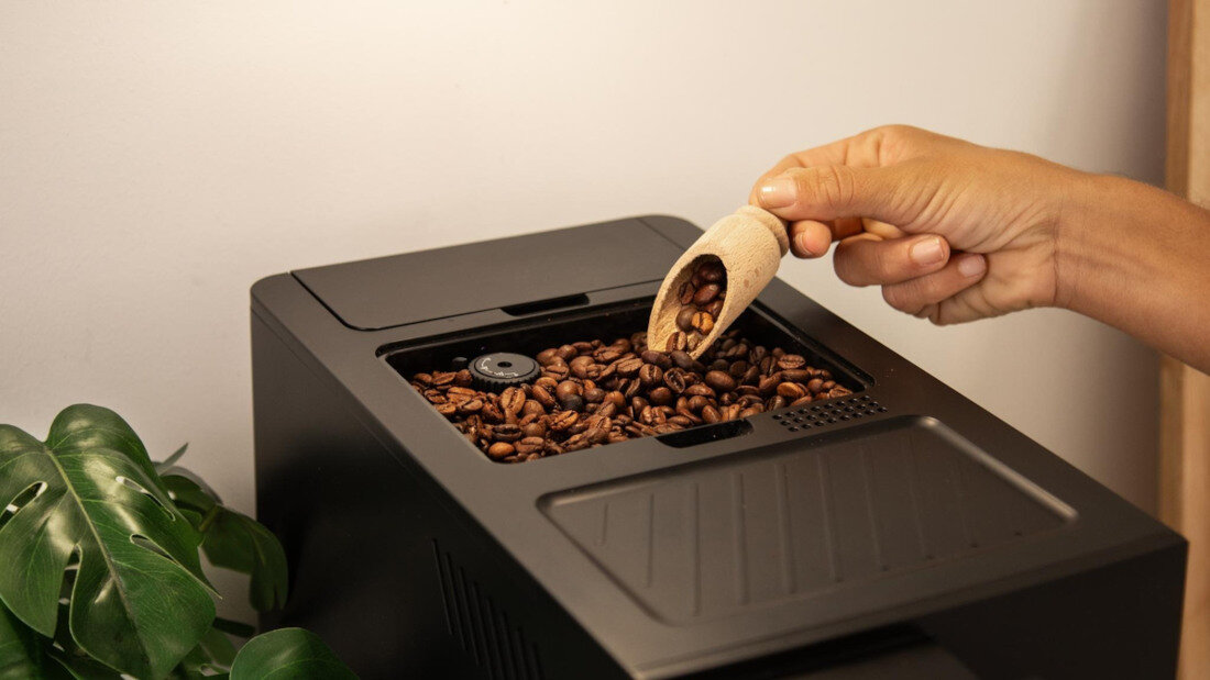 Ekspres CECOTEC Cremmaet Compactccino Connected Black Silver Świeżo mielone ziarna stożkowy młynek z 5 poziomami mielenia  dopasowanie grubość  Pojemnik na 150 g kawy zachowuje intensywny aromat