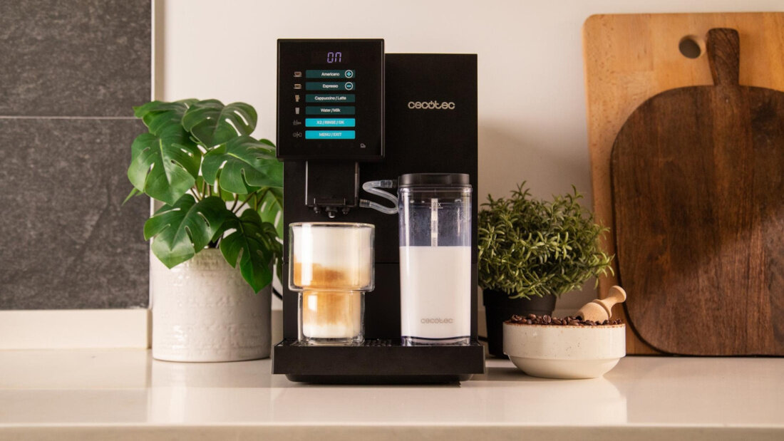 Ekspres CECOTEC Cremmaet Compactccino Connected Black Silver Kremowa pianka mleczna Zbiornik na mleko o pojemności 400 ml Latte, cappuccino czy inne kawy z mlekiem gęsta pianka