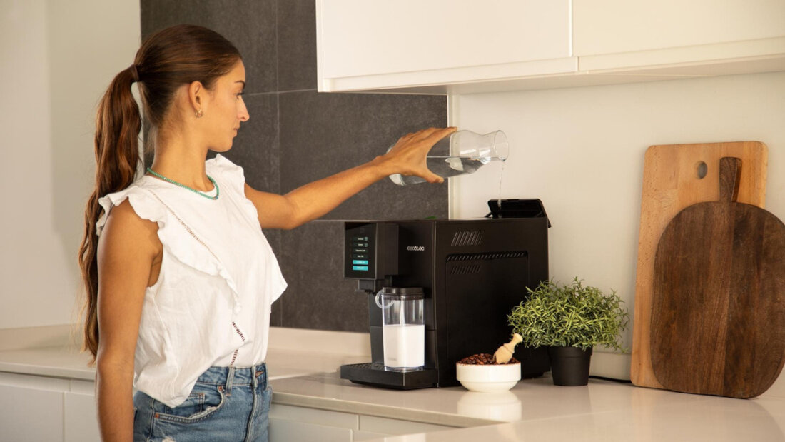 Ekspres CECOTEC Cremmaet Compactccino Connected Black Silver Opcja kawy na zimno Funkcja przygotowania kawy mrożonej Regulowana wylewka do 14 cm Zbiornik na wodę o pojemności