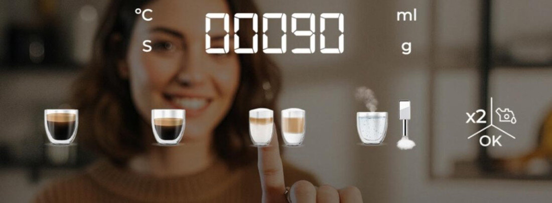 Na obrazie widoczna jest kobieta dotykająca ekranu z ikonami różnych rodzajów kawy oraz wyświetlaczem pokazującym \'00090 ml g\'. Obok znajdują się symbole związane z przygotowaniem kawy, takie jak filiżanki i miarka do mleka.