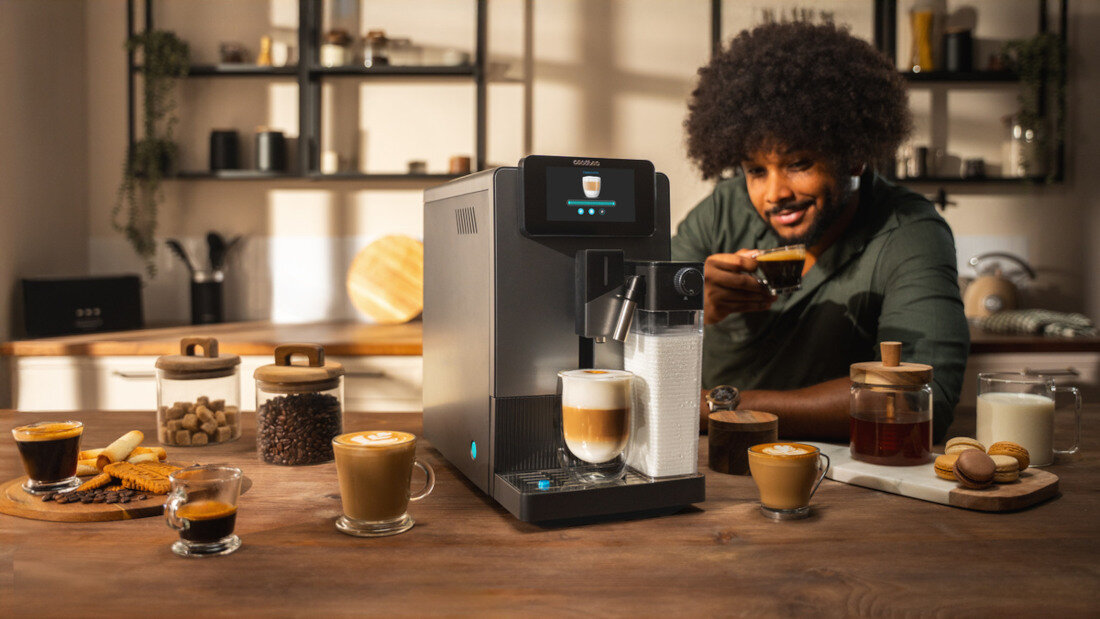 Ekspres CECOTEC Cremmaet Latte Touch wygląd design tło wizualizacja prezentacja Twój codzienny rytuał kawowy