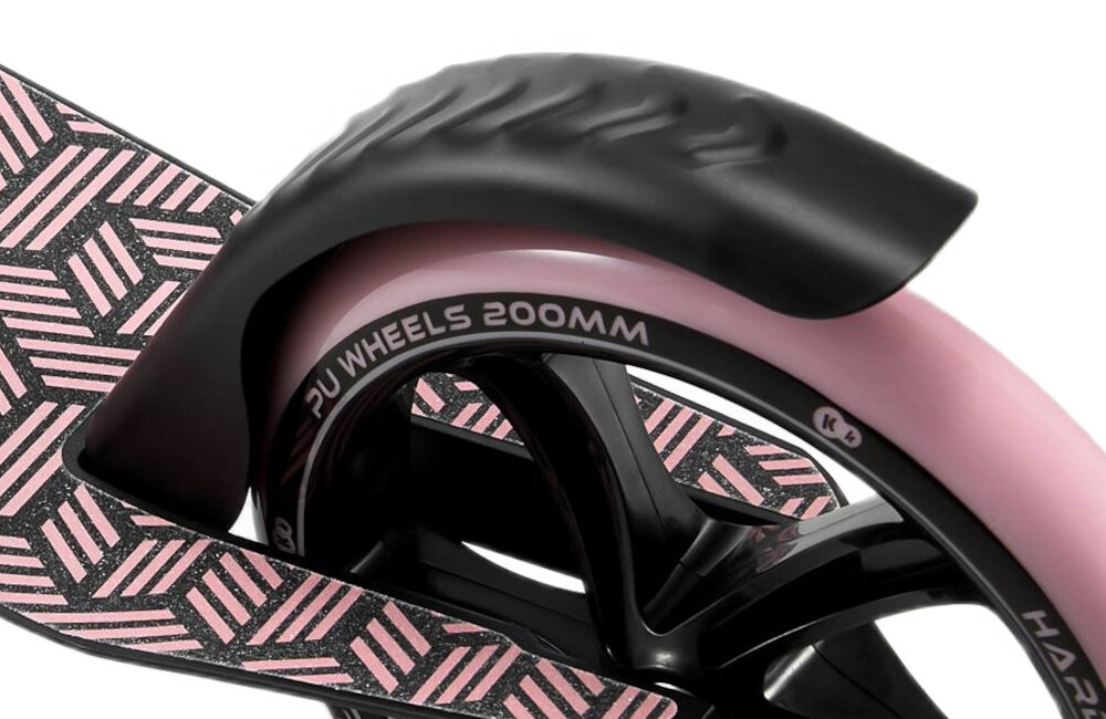 Hulajnoga KINDERKRAFT Freely Różowy zbliżenie na hamulec białe tło solidny hamulec nożny umieszczony na tylnej osi można szybko i pewnie zatrzymać hulajnogę intuicyjna obsługa tylne umiejscowienie zwiększa stabilność większa kontrola nad prędkością i wyższy poziom bezpieczeństwa