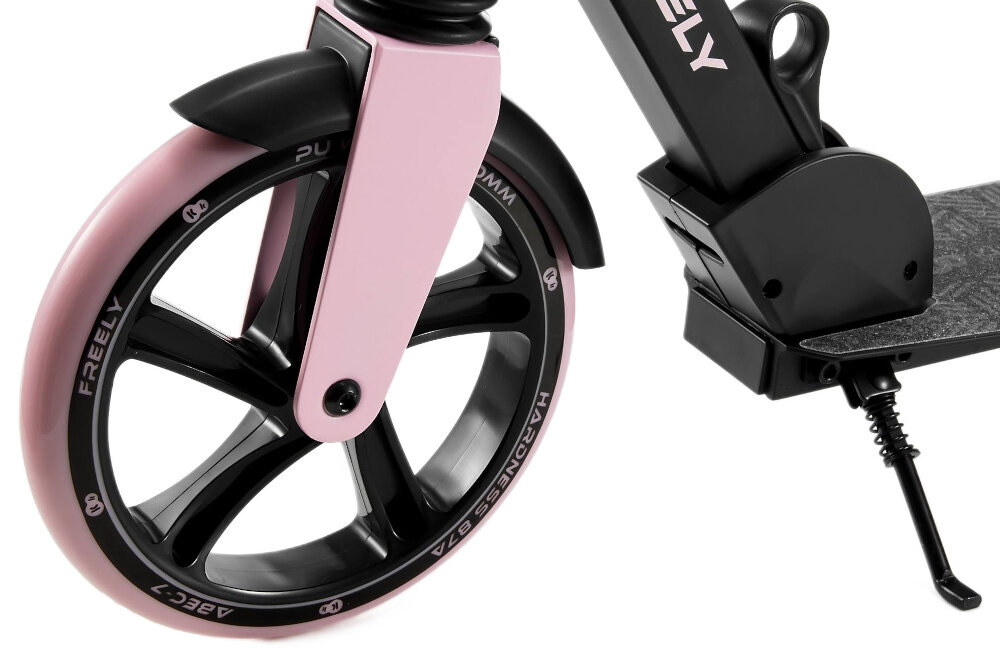 Hulajnoga KINDERKRAFT Freely Różowy zbliżenie na przednie koło białe tło duże koła o średnicy 20 cm z poliuretanu (twardość 87A) łożyska ABEC-7 płynne toczenie mniejsze opory