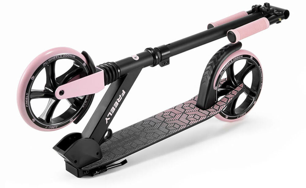 Hulajnoga KINDERKRAFT Freely Różowy złożona hulajnoga na białym tle szybki i intuicyjny mechanizm składania wymiary po złożeniu 82 cm długości 11 cm szerokości 32,5 cm wysokości oszczędzasz miejsce