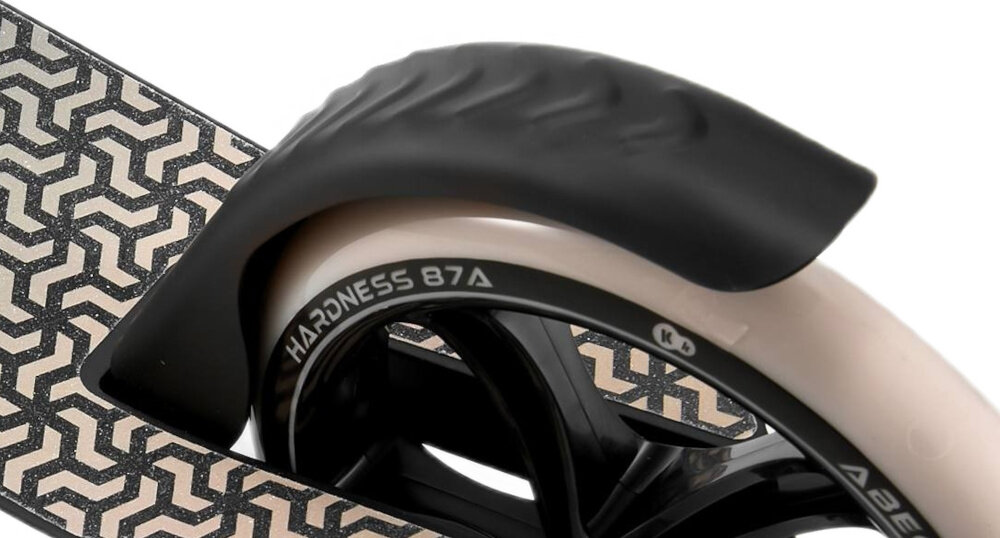 Hulajnoga KINDERKRAFT Freely Beżowy zbliżenie na hamulec białe tło solidny hamulec nożny umieszczony na tylnej osi można szybko i pewnie zatrzymać hulajnogę intuicyjna obsługa tylne umiejscowienie zwiększa stabilność większa kontrola nad prędkością i wyższy poziom bezpieczeństwa