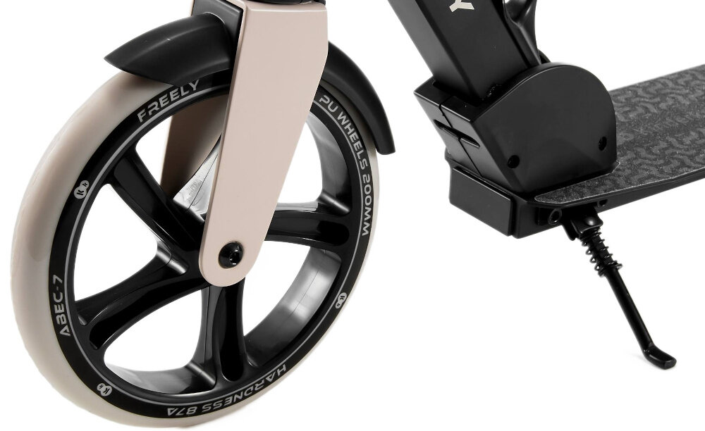 Hulajnoga KINDERKRAFT Freely Beżowy zbliżenie na przednie koło białe tło duże koła o średnicy 20 cm z poliuretanu (twardość 87A) łożyska ABEC-7 płynne toczenie mniejsze opory