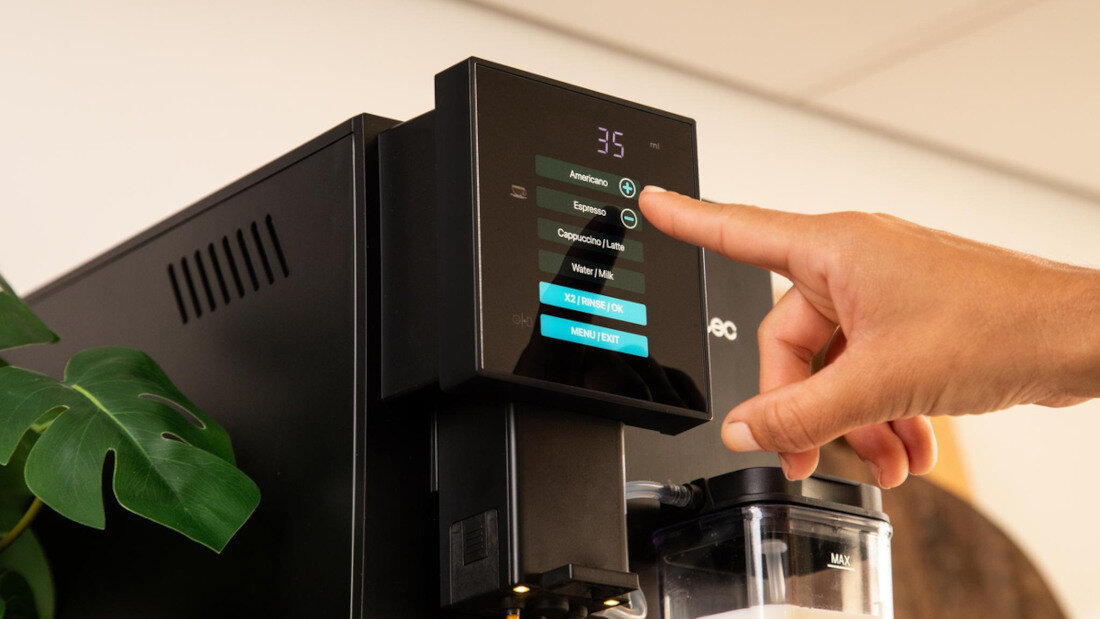 Ekspres CECOTEC Cremmaet Compactccino Connected White Rose Personalizacja napojów Czytelny ekran TFT Ulubione konfiguracje można zapisać w pamięci wymaga tylko jednego przycisku