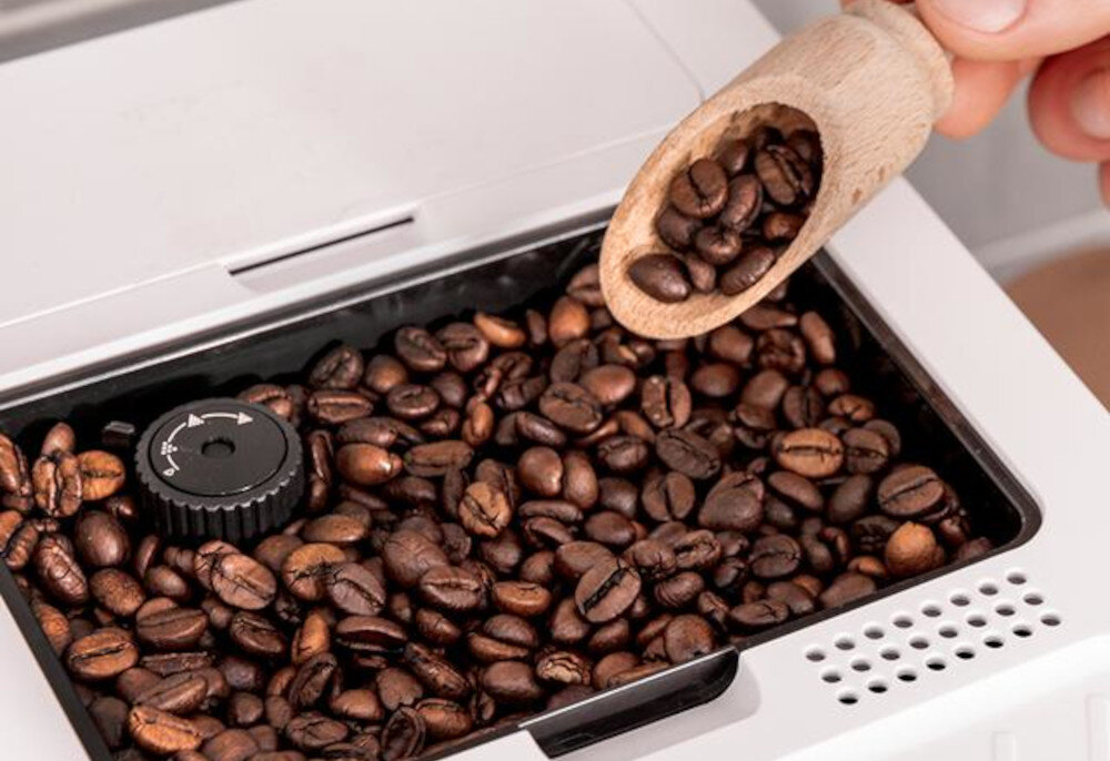 Ekspres CECOTEC Cremmaet Compactccino Connected White Rose Świeżo mielone ziarna stożkowy młynek z 5 poziomami mielenia  dopasowanie grubość  Pojemnik na 150 g kawy zachowuje intensywny aromat