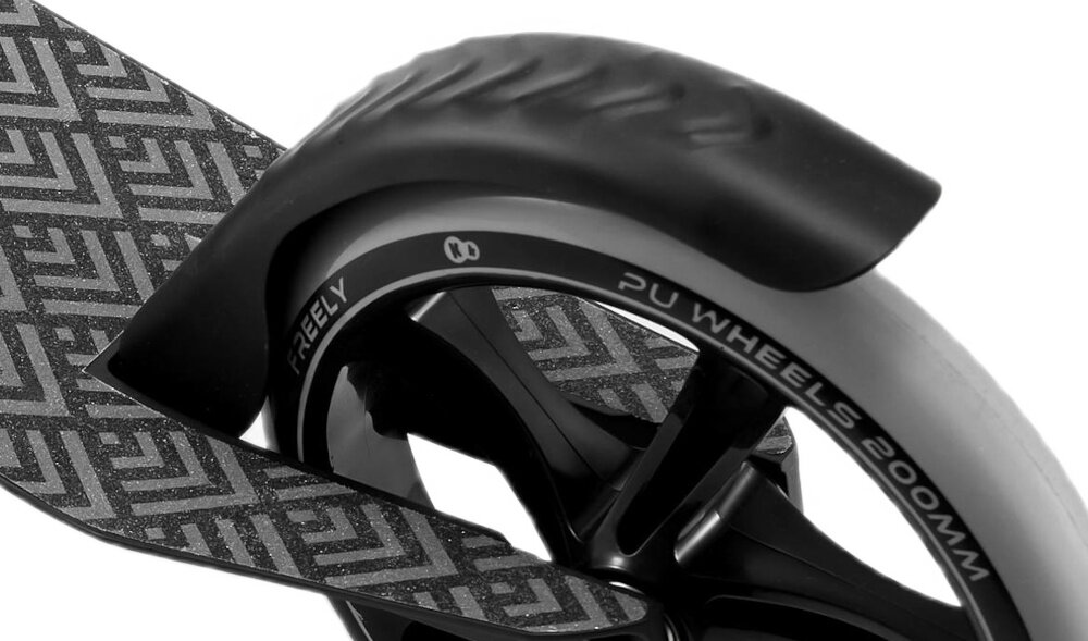 Hulajnoga KINDERKRAFT Freely Czarny zbliżenie na hamulec białe tło solidny hamulec nożny umieszczony na tylnej osi można szybko i pewnie zatrzymać hulajnogę intuicyjna obsługa tylne umiejscowienie zwiększa stabilność większa kontrola nad prędkością i wyższy poziom bezpieczeństwa