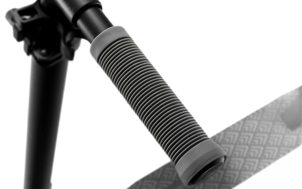 Hulajnoga KINDERKRAFT Freely Czarny hulajnoga na białym tle widoczna z góry zbliżenie na uchwyt zakres regulacji kierownicy od 82,5 do 107,5 cm precyzyjne dopasowanie wysokości do wzrostu użytkownika hulajnoga „rośnie” razem z dzieckiem wygodna i bezpieczna pozycja szerokie, antypoślizgowe chwyty TPR kontrola nad kierownicą