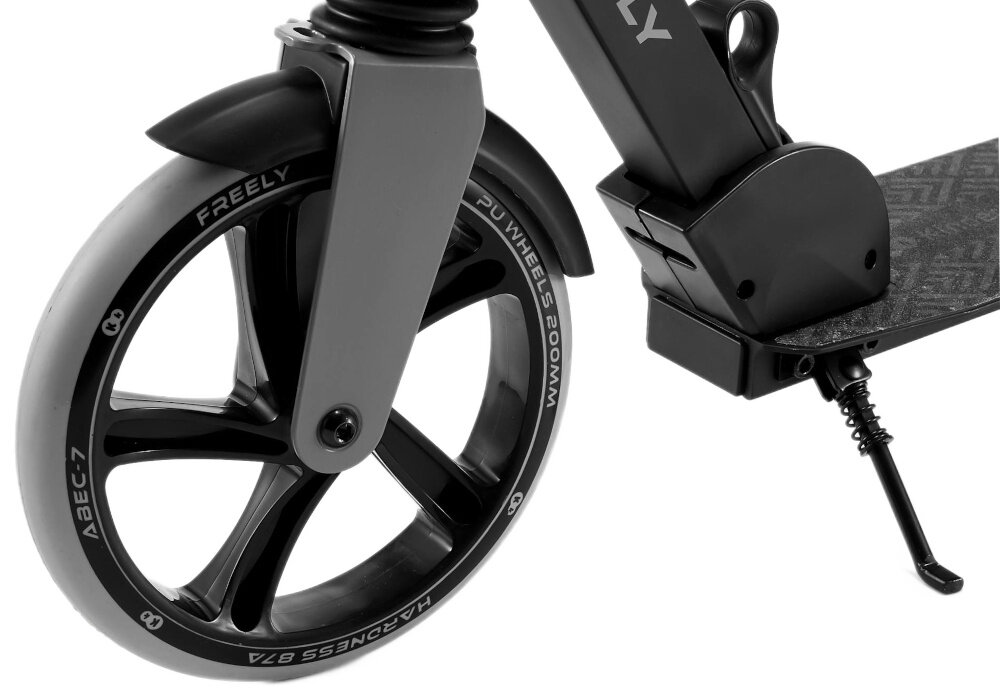 Hulajnoga KINDERKRAFT Freely Czarny zbliżenie na przednie koło białe tło duże koła o średnicy 20 cm z poliuretanu (twardość 87A) łożyska ABEC-7 płynne toczenie mniejsze opory